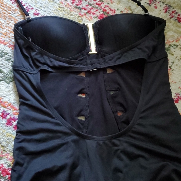 One piece suit - Picture 3 of 3